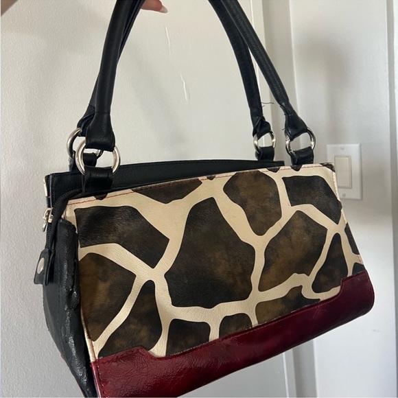 Stylish Giraffe Print Handbag with Black and Red Accents - Picture 2 of 5